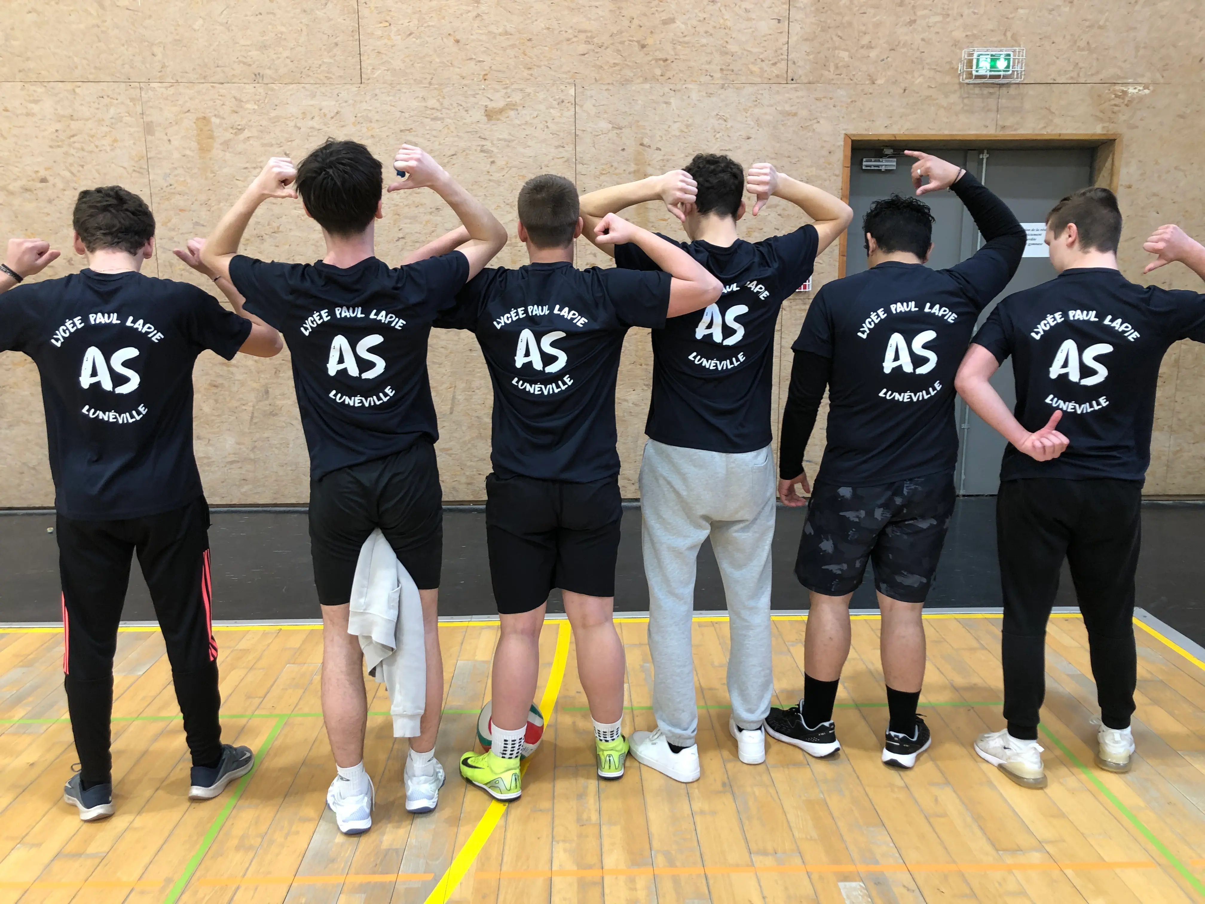 Élèves portant le tee-shirt de l'AS Paul Lapie