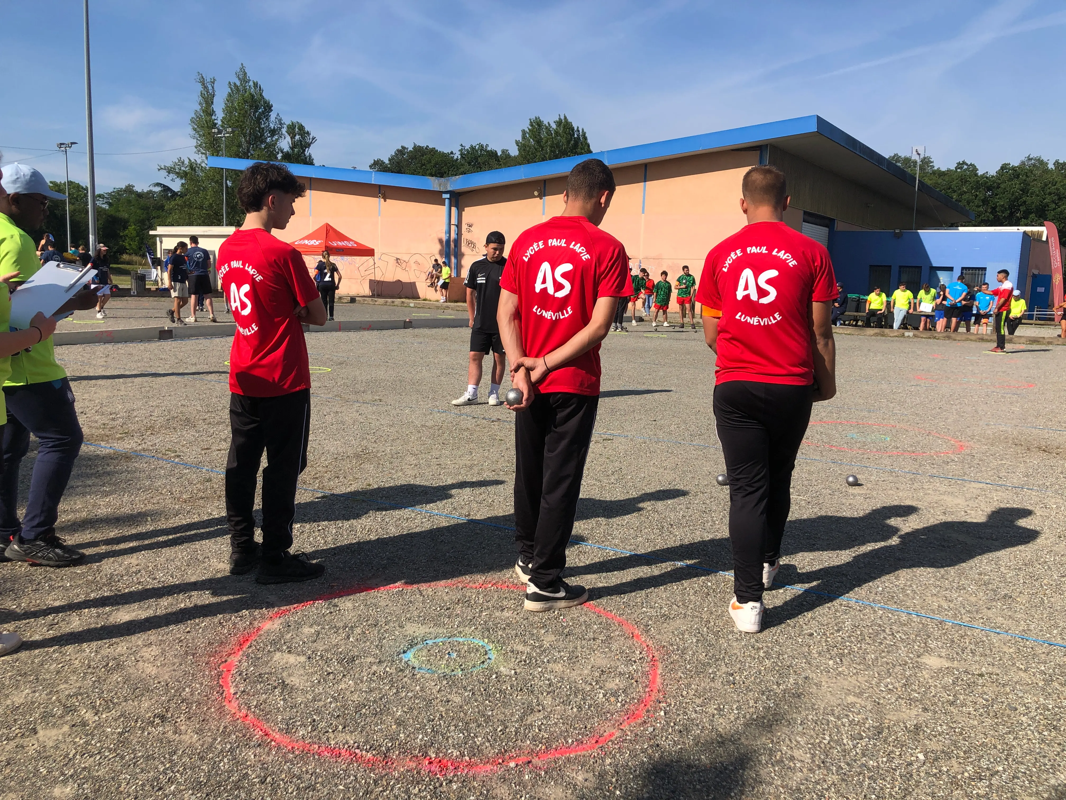 Élèves de dos avec le tee-shirt de l'association sportive