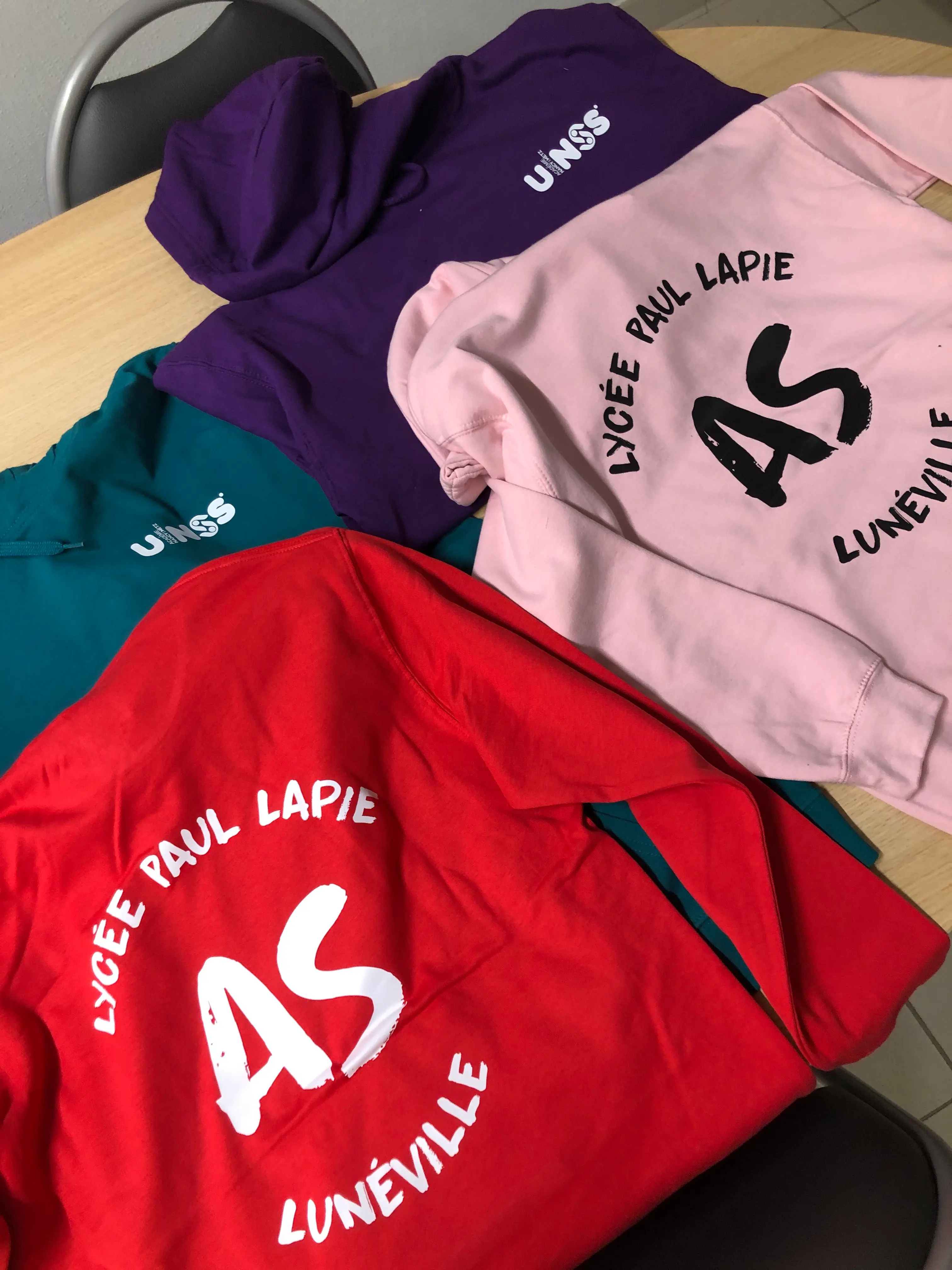 Pulls de l'association sportive posés